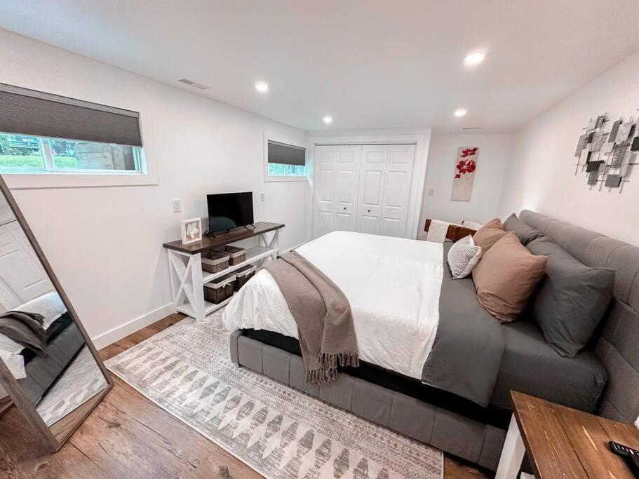 The Victoria Suite In Elora- King Bed Exterior photo